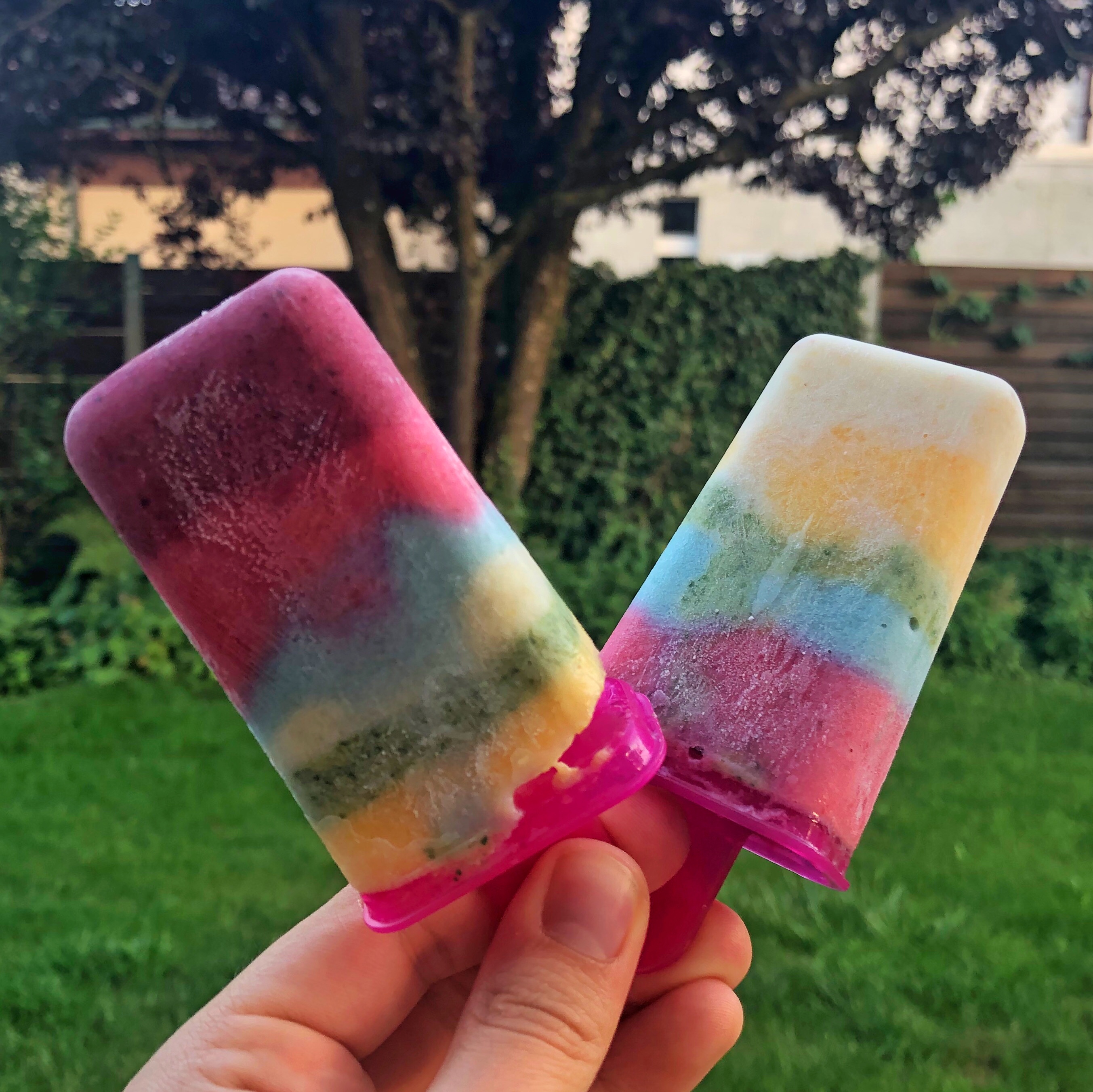 Regenbogen-Glace am Stiel – die perfekte Abkühlung